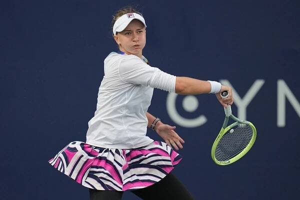 Krejčíková je v žebříčku třináctá, Siniaková si polepšila o 25 míst