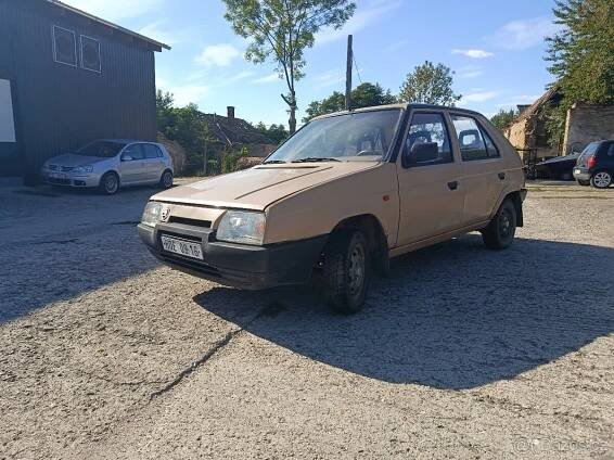Škoda Favorit r. v. 1990+druhý skelet auta zdarma!