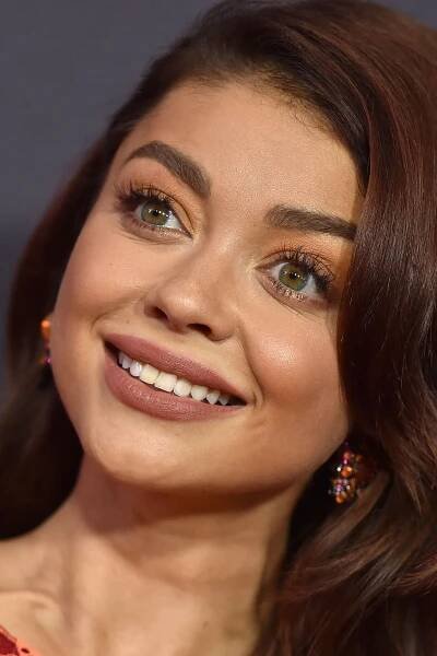 Sarah Hyland Makes the Case for ‘Jade Nails’ as Mani of the Summer
