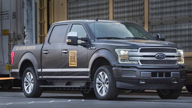 Rekord v tažení nákladu autem? Tenhle Ford F-150 utáhl šílených 566 tun!