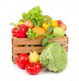 Čerstvá zelenina a ovoce v dřevěné krabici na bílém pozadí.