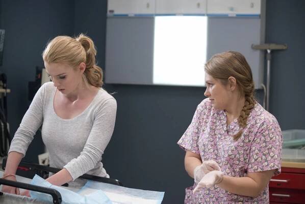 Sestřička Jackie - Všechno nejlepší k po***** narozeninám - Z filmu - Betty Gilpin, Merritt Wever