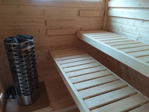 Sauna a lavičky