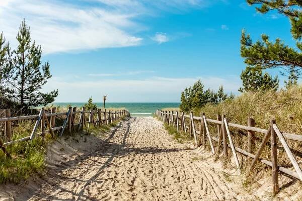 Wejście na plażę w wiosce Białogóra, Polska