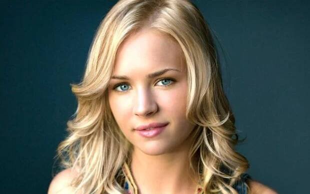 Britt Robertson fotka