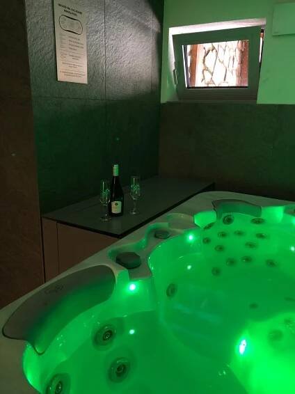 60 nebo 90 minut v privátní vířivce pro 1-4 osoby, varianta s lahví prosecca
