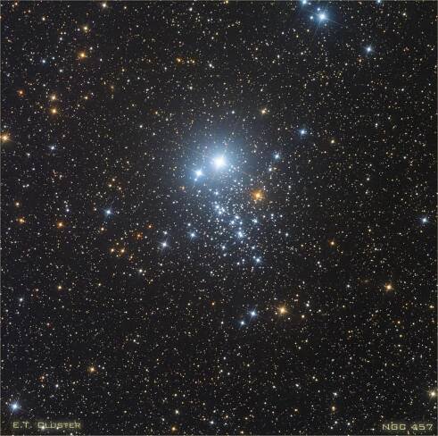 Otevřená hvězdokupa NGC 457 vypadá jako postavička se zářícíma očima