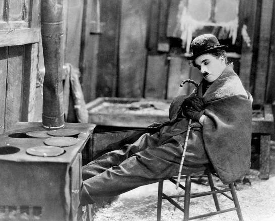 L'acteur, réalisateur, scénariste et producteur britannique Sir Charles Spencer « Charlie » Chaplin sur le tournage de son film La Ruée vers l'or.