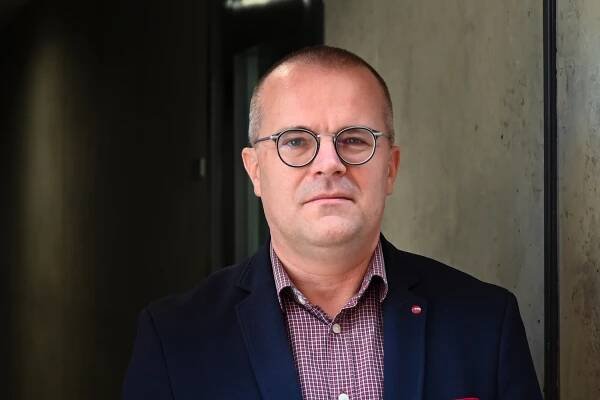Propuštění Rusové dostali cejch ‚zahraničních agentů‘. Je to pro ně hořkosladké, hodnotí Pazderka