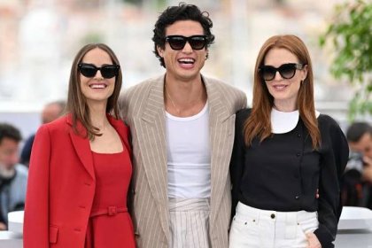CANNES, FRANCE - MAY 21: Natalie Portman, Charles Melton, Julianne Moore attend the "May December" photocall at the 76th annual Cannes film festival at Palais des Festivals on May 21, 2023 in Cannes, France. (Photo by Lionel Hahn/Getty Images)