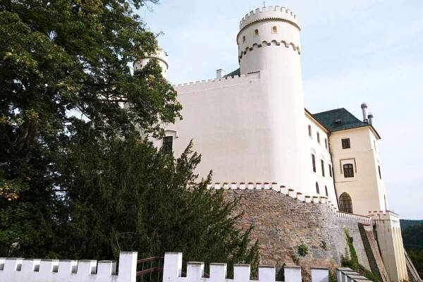 Jihočeský zámek Orlík nad Vltavou stojí přímo nad přehradou. Na první pohled působí jako pevnost | Střední Čechy