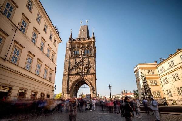 Odborníci prozkoumají Staroměstskou mosteckou věž v Praze a opraví okna