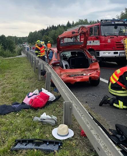 Čelní střet dvou vozů, na místě je více zraněných | Krimi Plzeň