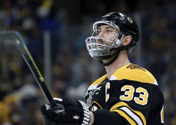 Zdeno Chára ako kapitán Bostonu Bruins.