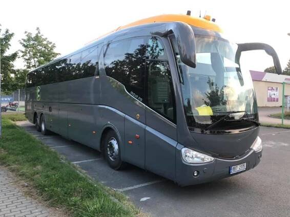 Autobus Scania Irizar v barvách FajnBus. Foto: FajnBus