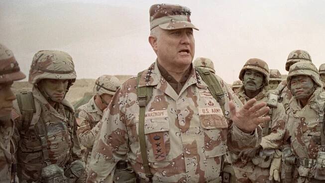 Generál Norman Schwarzkopf uprostřed vojáků během operace Pouštní bouře.