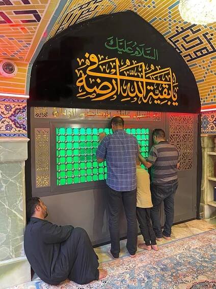 V suterénu mauzoleí imáma Aliho Alhadiho a jeho syna imáma Hasana Alaskariho v Samaře stojí svatyně, o níž se předpokládá, že zmizel imám Almahdi (vnuk imáma Ali Alhadiho).