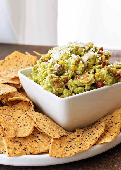 Guacamole se zuhelnatělou kukuřicí, slaninou a rajčaty 10