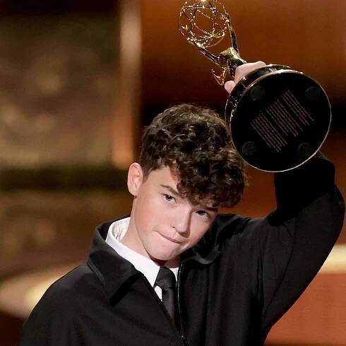 Owen Cooper nimmt auf der Bühne des Peacock Theater in Los Angeles, Kalifornien, am 14.09.2025 während der 77. Primetime Emmy Awards den Preis für den besten Nebendarsteller in einer Miniserie oder Anthologieserie oder einem Fernsehfilm für „Adolescence“ entgegen.