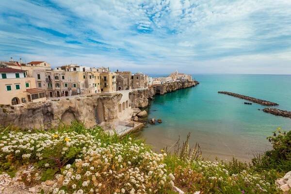 italská vesnice vieste, jižní itálie - gargano - stock snímky, obrázky a fotky