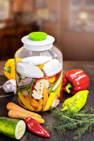 Finta kvašení spočívá ve víčku s ventilem, který uvolňuje tlak vznikající během procesu, ale vzduch do sklenice nepustí. Cena soupravy 439 Kč. 