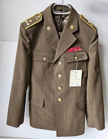 Stará vojenská uniforma vč. kalhot - nová vč. visačky top stav