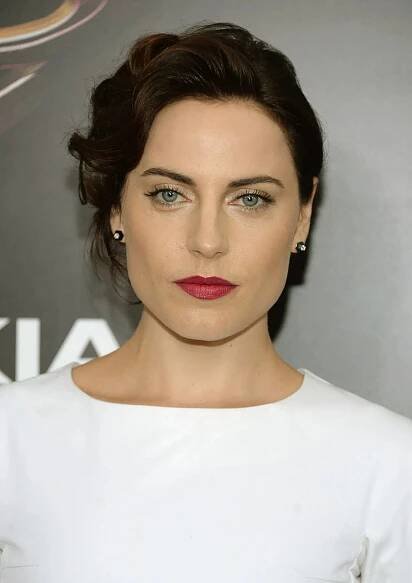 Antje Traue On Gray Printed Backdrop Wallpaper
