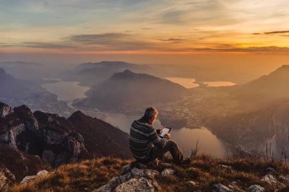 muž turista sólo na hoře během zlaté hodiny - čtečka elektronických knih - stock snímky, obrázky a fotky