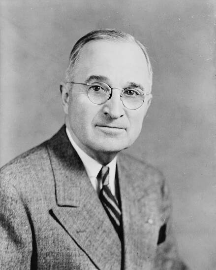 Soubor:Harry S Truman, bw half-length photo portrait, facing front, 1945.jpg – Wikipedie