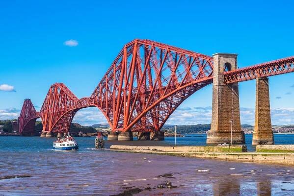 Forth Bridge across Firth of Forth in edinburgh — Stock Image