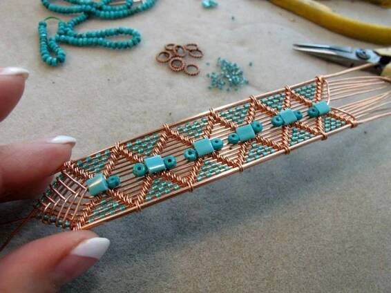 МАСТЕР-КЛАССЫ БРАСЛЕТЫ | VK | Wire work jewelry, Wire jewelry designs, Handmade wire jewelry