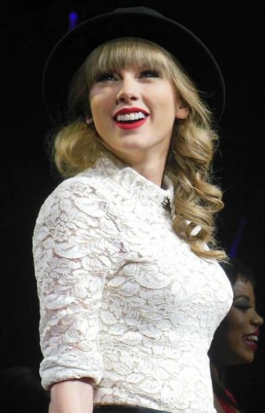 File:Taylor Swift Red Tour 2, 2013.jpg - Wikimedia Commons
