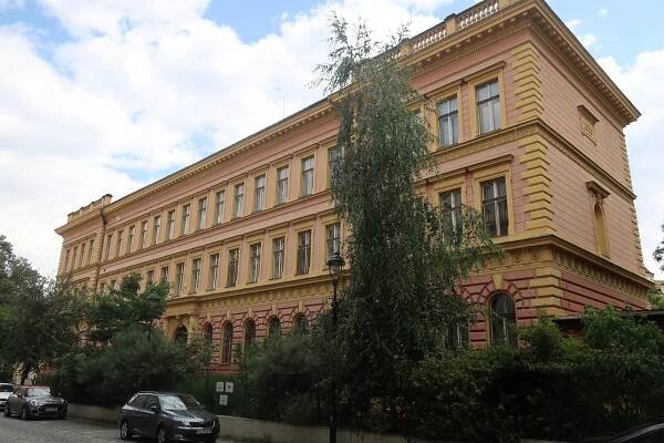 Základní škola Botičská, Botičská čp. 130/8