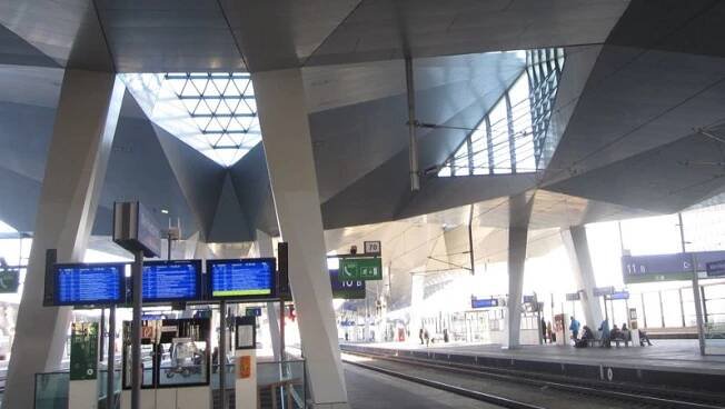 Moderní architektura nového vlakového nádraží ve Vídni stojí za návštěvu
