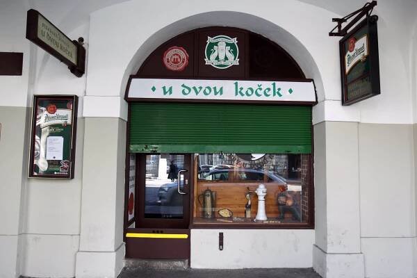 FOTO: Restaurace U Dvou koček. Právě tady Josef Abrhám jako falešný vrchní Dalibor Vrána Falešný vrchní Dalibor Vrána obral mladého muže o pět stovek za jedno pivo.