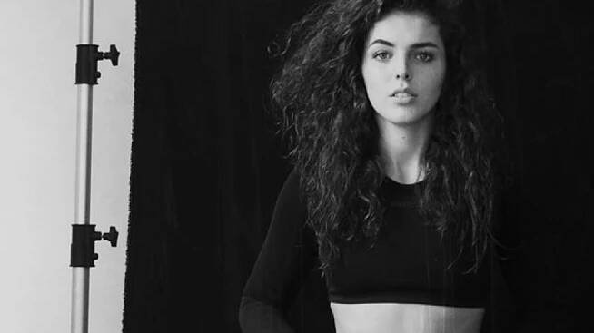 Jůlie Šurková a její kudrnatá hříva | Elle.cz