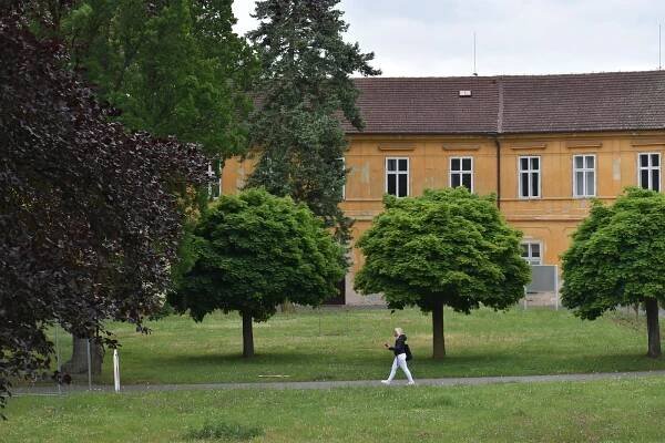 Muž při útěku z léčebny v Beřkovicích hrozil násilím. Policie po něm stále pátrá