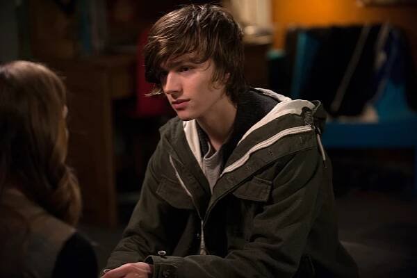 Famílie - Just Like at Home - Z filmu - Miles Heizer