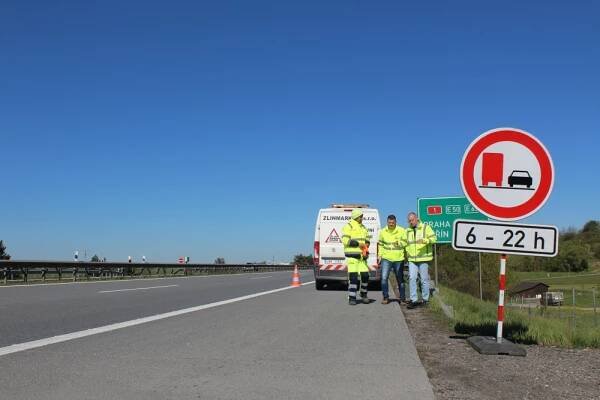 VIDEO: Na D1 přibyly další značky, které řidičům kamionů zakazují předjíždění. Celkem jich bude 250