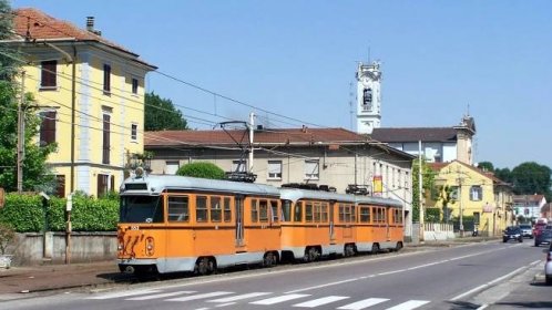 Souprava vozů ev. č. 553+501+554 jedoucí ve směru z Limbiate do Milána na poslední italské meziměstské tramvajové trati. (zdroj: Wikipedia.it)