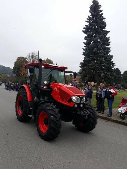 VIDEO: Jede traktor, je to Zetor. V Třeštici na návsi vrčeli plechoví miláčci