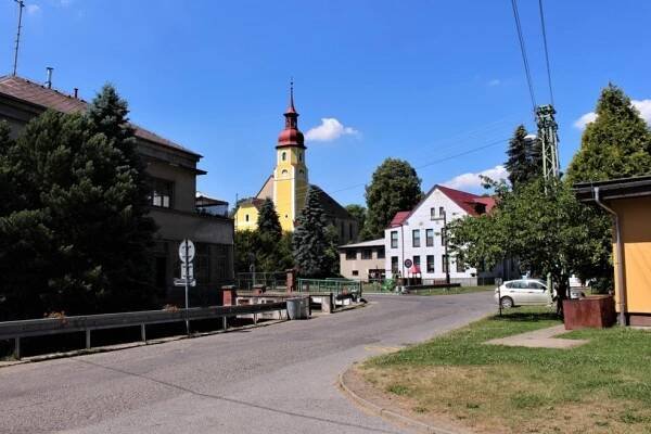 Višňová, kostel sv. Ducha a... - Kostel