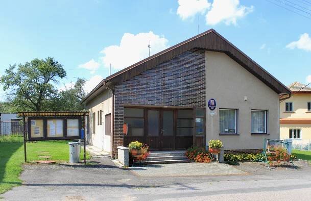 Soubor:Suchá Lhota, municipal office.jpg – Wikipedie