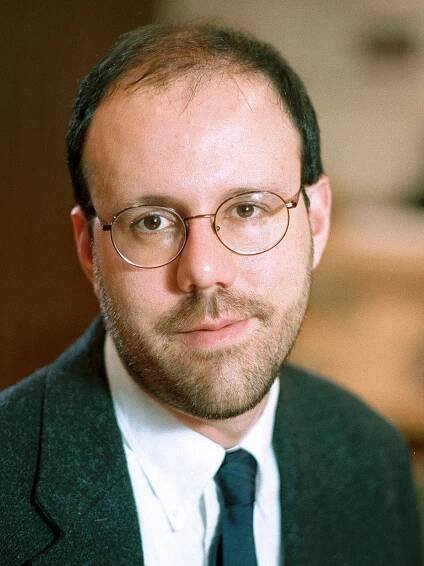 Laureáti Nobelovy ceny za ekonomiku Abhijit Banerjee, Esther Duflová a Michael Kremer (na snímku) byli oceněni za naplňování Marshallovy myšlenky. (Foto: ČTK/AP)