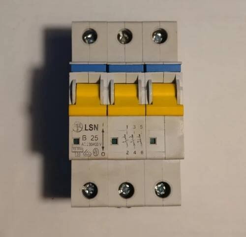 TŘÍFÁZOVÝ JISTIČ ( HLAVNÍ VYPINAČ),LSN ,B,3x25 A,Zkrat.odolnost 10 kA - Stavebniny
