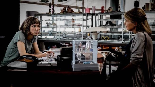 Dunkelstadt - Masken - Z filmu - Alina Levshin, Mira Bartuschek