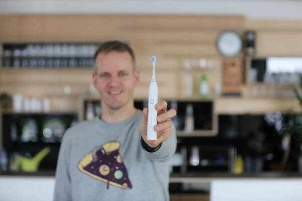 Sonická zubná kefka Curaprox Hydrosonic Pro: Profesionálka, ktorá sa na nič nehrá