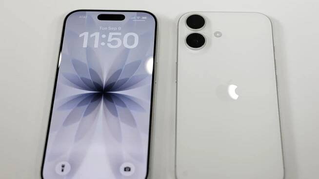 Standard iPhone 17 design: Front and back.
