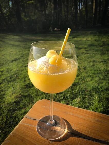 Pina Colada Slushie mit gefrorener Ananas und Kokosrum (Malibu), Thermomix