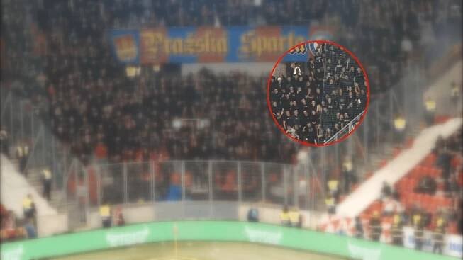 Během závěru derby fotbalových klubů Sparta a Slavia hodil jeden z příznivců letenského týmu dva dělobuchy do vedlejšího sektoru.